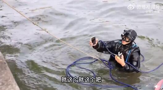 中國男子西湖搞打撈手機生意  5‧1期間日賺萬元