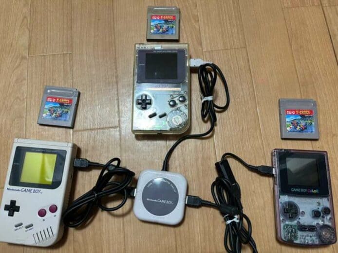 日本玩家修理 4 部 Game Boy   實現童年夢想全家 4 人對打