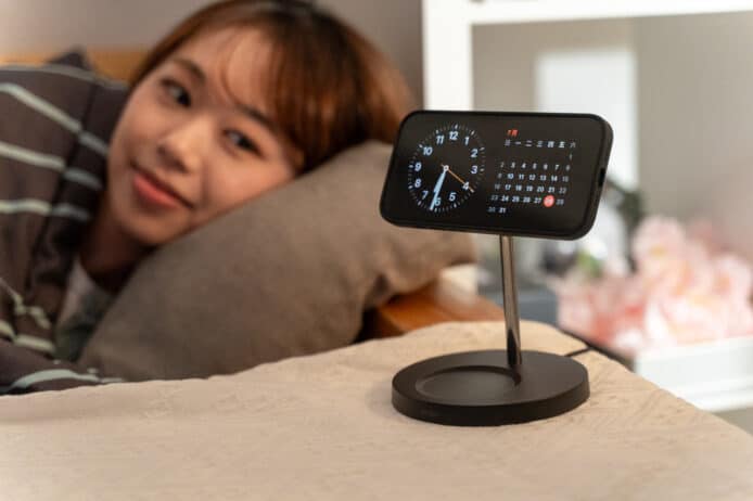 【iOS 17 教學】iPhone 化身床頭鐘  配合磁吸充電座又靚又實用