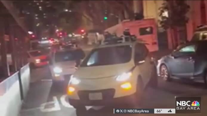 三藩市街頭罕見事故   十輛無人駕駛的士失靈堵塞路口