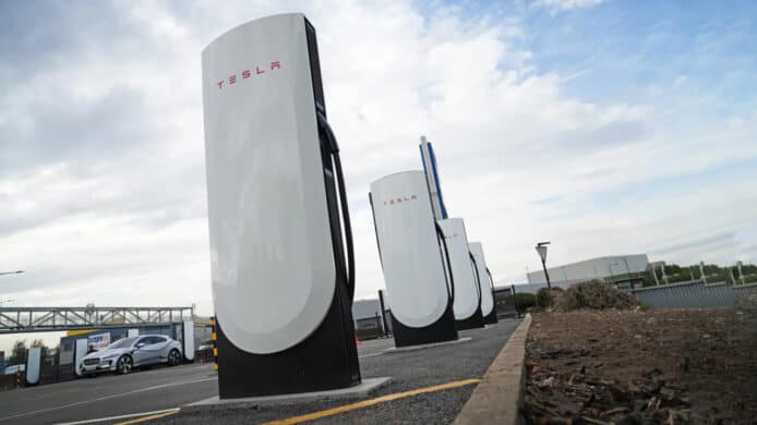 毋須 Tesla 手機 App 都能用   V4 Supercharger 充電站英國率先推出
