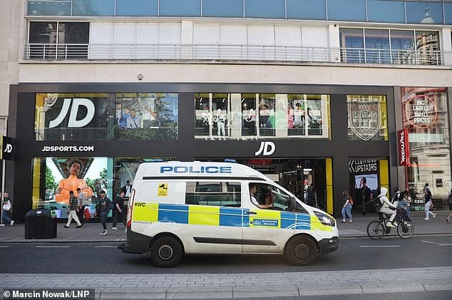 TikTok 流傳「搶劫 JD Sports」活動　大批英國警方到場戒備
