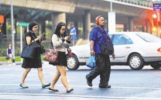 中國廈門禁過馬路用手機   違者即警告或罰款 50 元人民幣