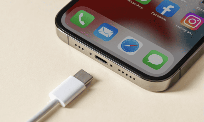 iPhone 15 USB-C 充電線僅支援 USB 2.0 速度  且無 MFi 認證