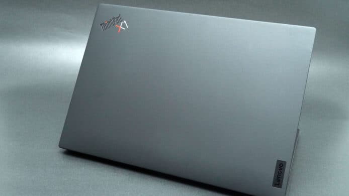 【評測】Lenovo ThinkPad X1 Carbon Gen 11　外形　手感　屏幕　鍵盤　效能開箱評測