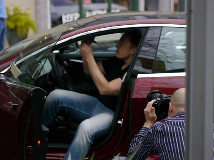 Tesla FSD V12 過千萬條影片訓練  駕駛技術勝 Elon Musk