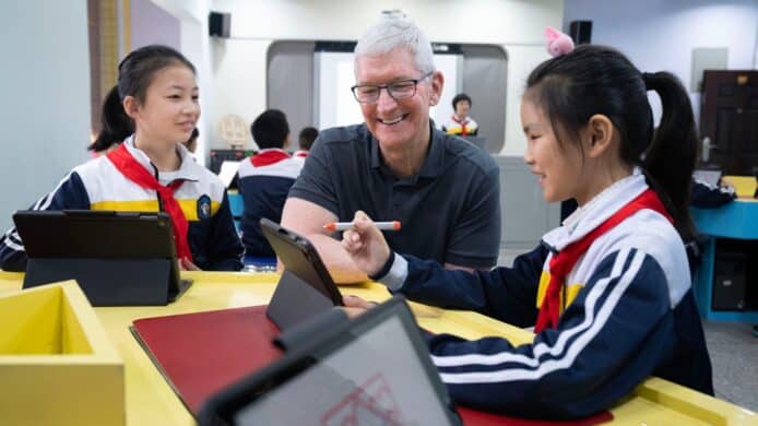 未理會 iPhone 15 銷售下跌   Tim Cook 出訪中國成都