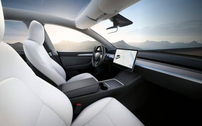 Tesla Model Y 忽然改款　加入氣氛燈等配備追貼新款 Model 3