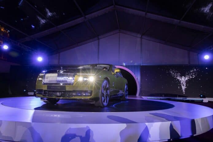 勞斯萊斯首款純電動車 Spectre 亮相澳門  預計將於 2030 年底全面實現電動化