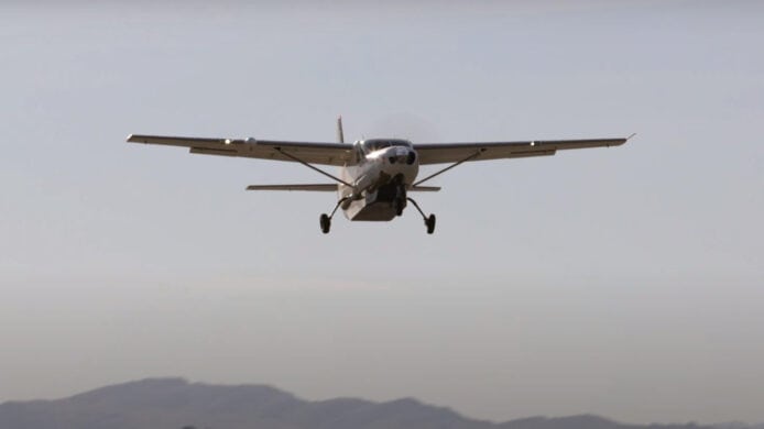無人駕駛小型飛機   美國加州上空完成試飛