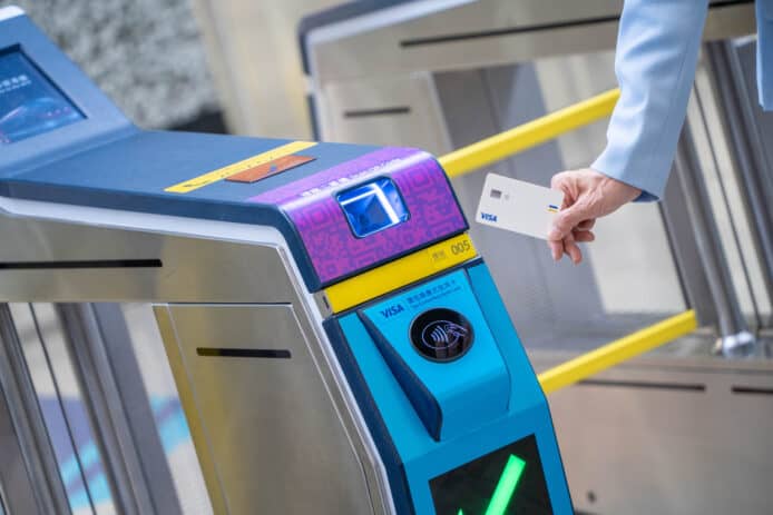 港鐵推信用卡出入閘    12月23日 Visa 率先登場