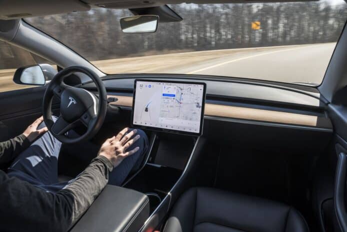 Tesla 出手懲罰分心駕駛   警告無效將停「輔助駕駛」一周