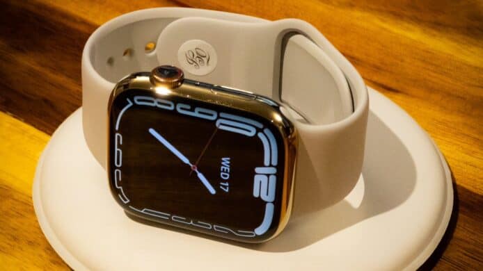 Apple Watch 和白色錶帶