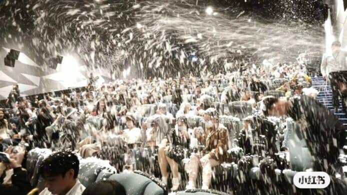 戲院內噴人造雪的情況