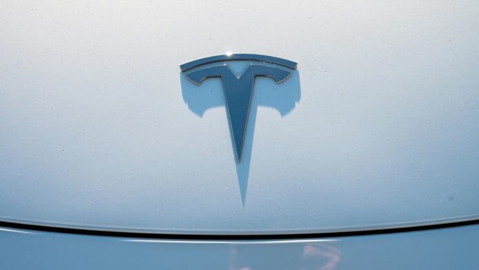 Tesla 將於 8 月公佈無人駕駛的士