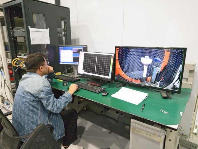 工程師在實驗室內操作多個電腦屏幕.
