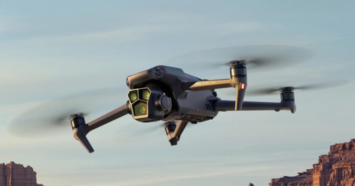 DJI 無人機在沙漠上空盤旋.