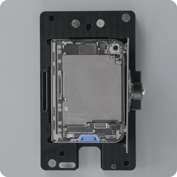 iPhone 拆解機構展示 裝拆機構的手機主板與支架特寫.