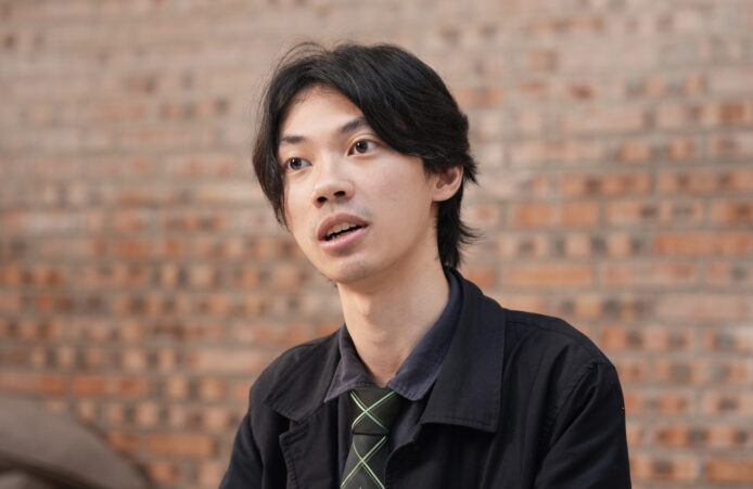 學生在互動場地探索AI技術.