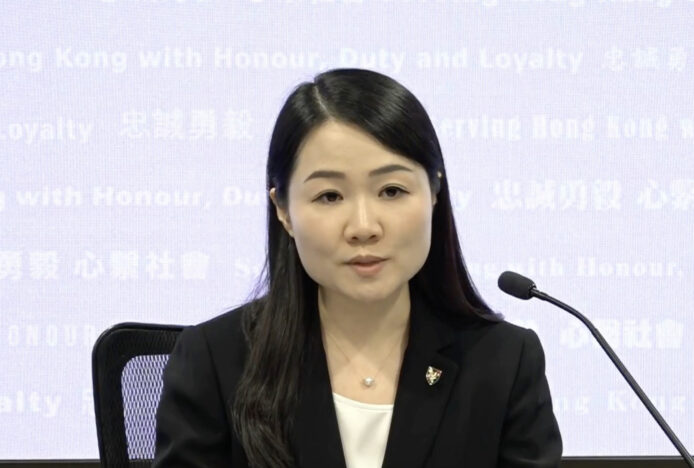 香港女官員在會議上發言.