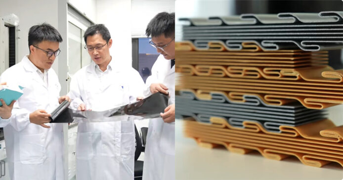 科學家展示新型石墨烯膜樣品.