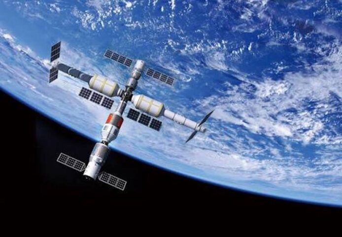 太空站在地球軌道上，背景是藍色的地球和白色雲層.