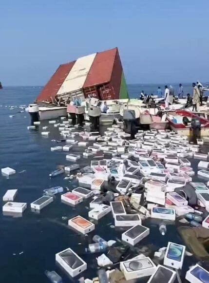 海灘撿到大量iPhone 海灘上散落大量iPhone手機.