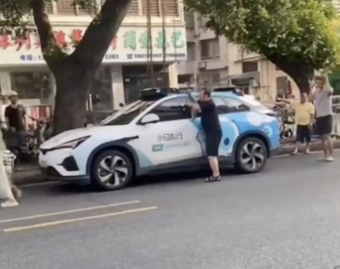 無人駕駛士夾乘客 深圳無人士夾乘客,車門未鎖死.
