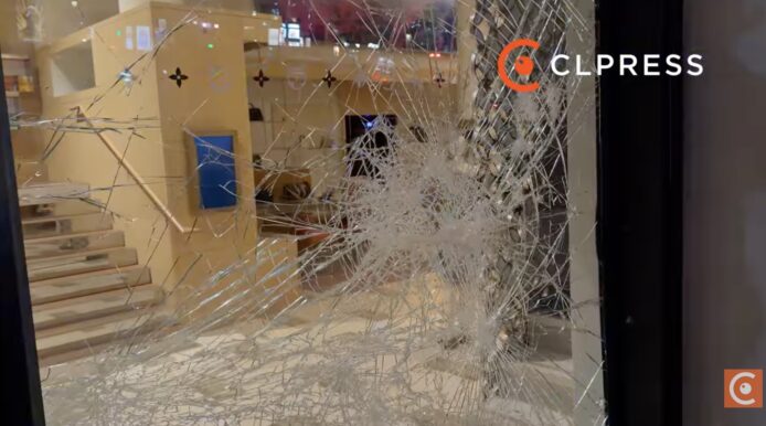法國暴徒破壞LV店玻璃 破碎的店鋪玻璃展示暴力行為.