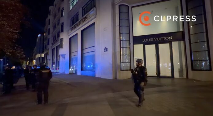 夜晚破壞LV店玻璃的示威者.