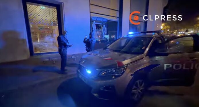 警方封鎖現場 警方封鎖現場,警員在LV店外調查.