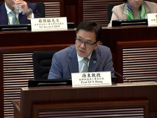 孫東教授在會議中發言，背景有其他與會者.