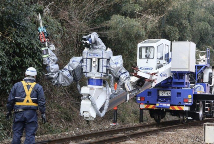 人形鐵路工程機械人揮臂伐樹.