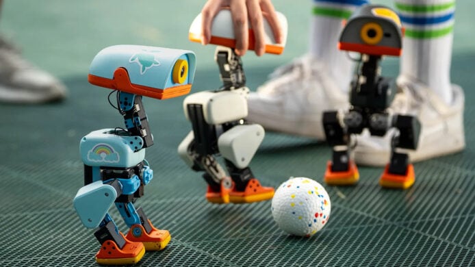 Microduck機械人聚焦場景 機械人球賽場景展示多款顏色機械人.