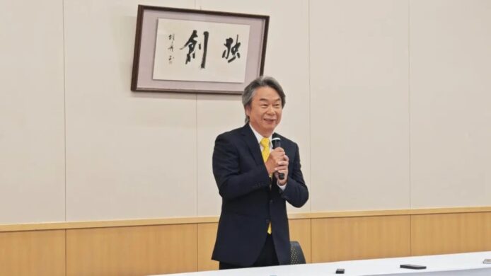 宮本茂演講:AI創作觀點 宮本茂 在 台上 演講 手持 麥克風.