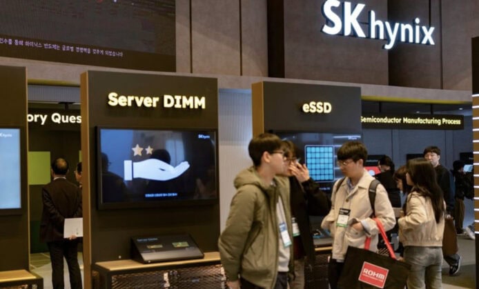 SK hynix 伺服器區展覽現場 展覽會場多人參觀伺服器與eSSD展示.