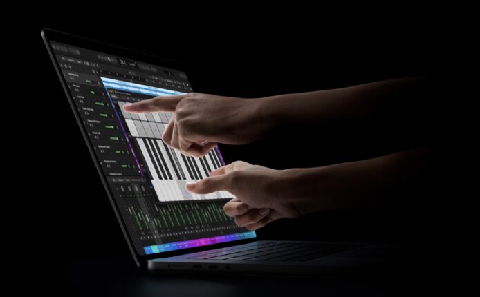 觸控 MacBook Pro 螢幕演示 觸控操作的 MacBook Pro 螢幕剪影與手指.