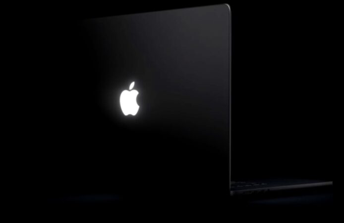 蘋果筆電夜景光影 黑色MacBook 尖端反光 Apple 標誌閃現.