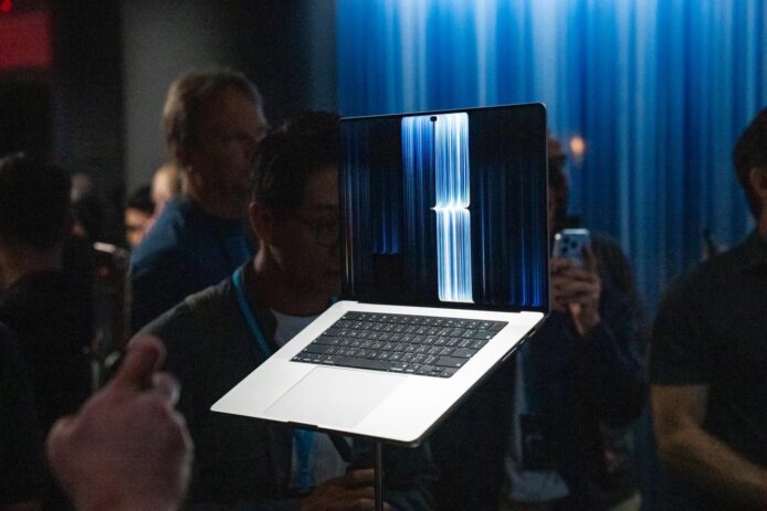 MacBook Pro 展示触控熒幕 MacBook Pro 觸控熒幕展示與觀眾互動.