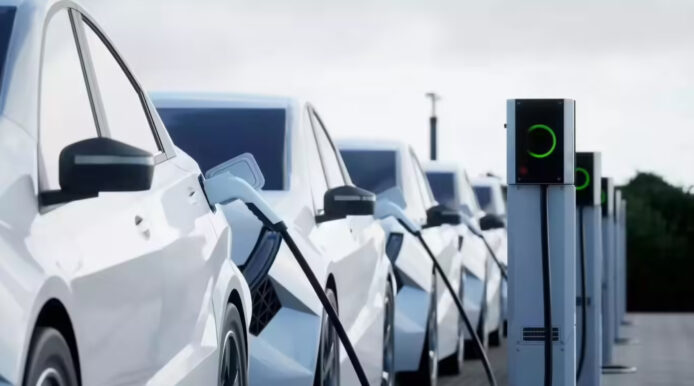 長長的電動車隊排隊充電.