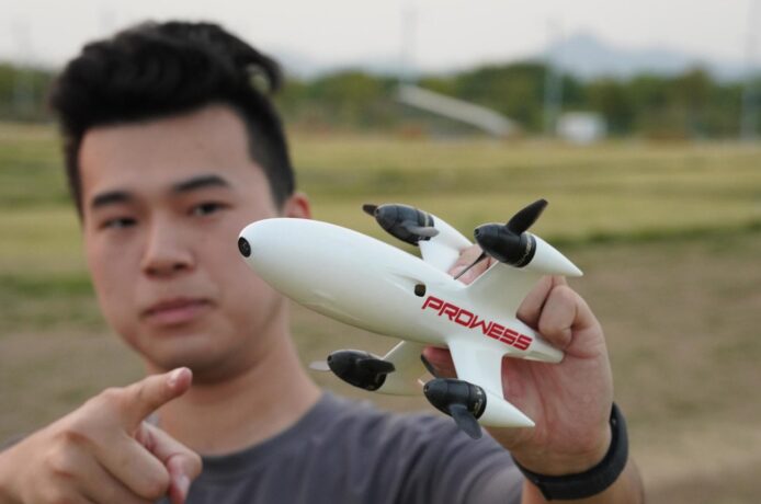 迷你無人機由男子手持展示.