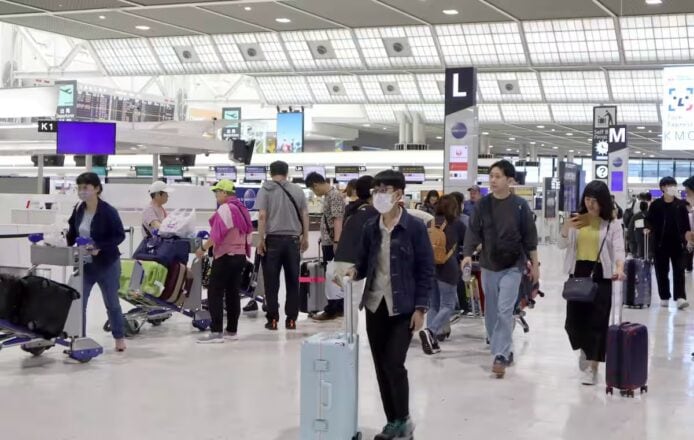 成田機場旅客排隊等候登機.