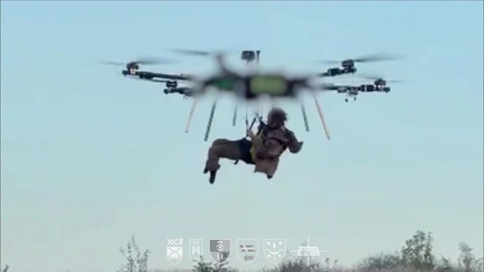 烏軍六旋翼無人機吊走傷兵.