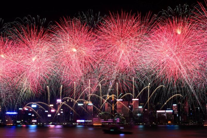香港夜空煙花盛放，城市天際線閃耀.