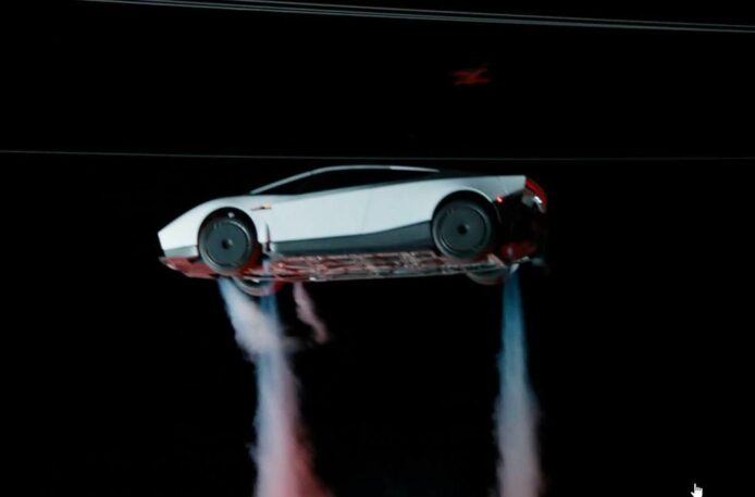 Tesla Roadster 空中懸浮展示.