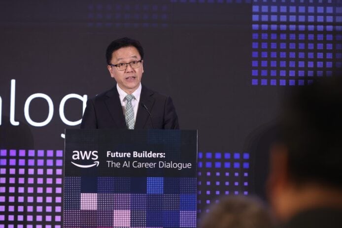 AWS未來建設者演講 AWS未來建設者演講,講者在台上發言.