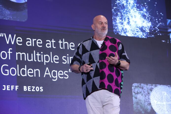 Jeff Bezos在演講中展示科技理念.