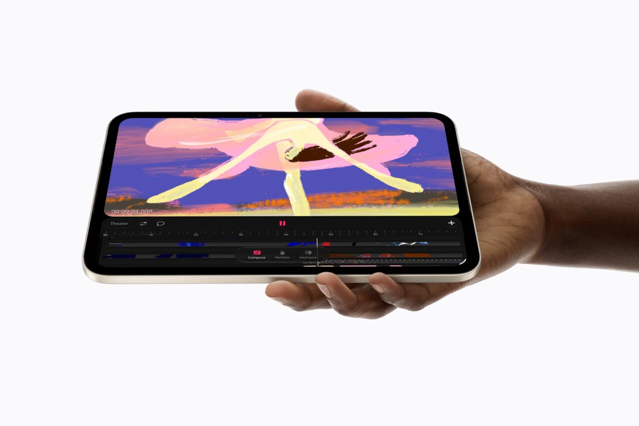 iPad mini 與 OLED 顯示新機遇 小型平板現場演示,手持設備顯示中長條色彩畫面.