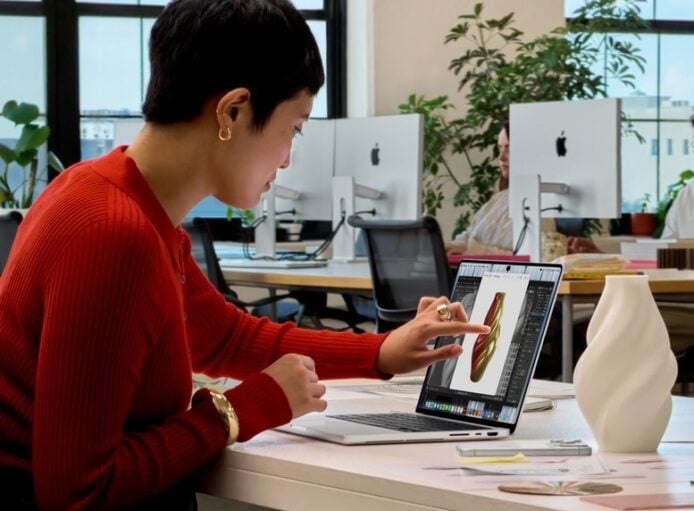 觸控筆記本日常工作 MacBook Pro 觸控熒幕在辦公室用於設計與修圖.