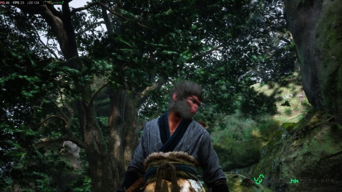 身穿傳統服飾的武士站在樹林中.